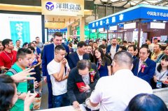 每9平方米尺度展位包罗：一桌两椅、两只射灯、